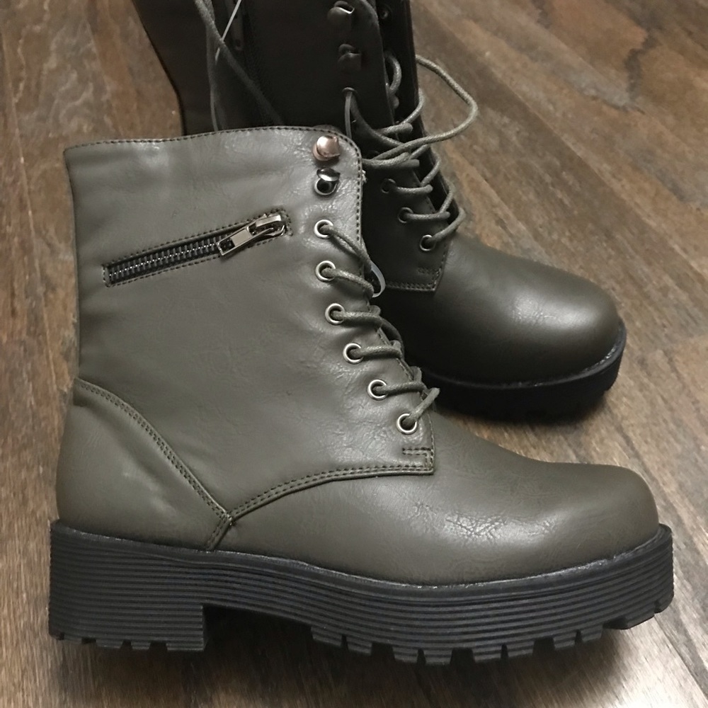NEW CINAK WOMEN BOOTS WITH ZIPPER SIDE POCKET. COMFORTABLE, STYLISH & QUALITY